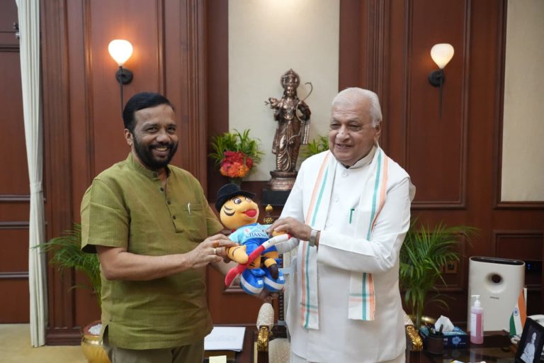 മുൻ ഗവർണർ ആരിഫ് മുഹമ്മദ് ഖാനെ സന്ദർശിച്ച് വി.സുനിൽ കുമാർ
